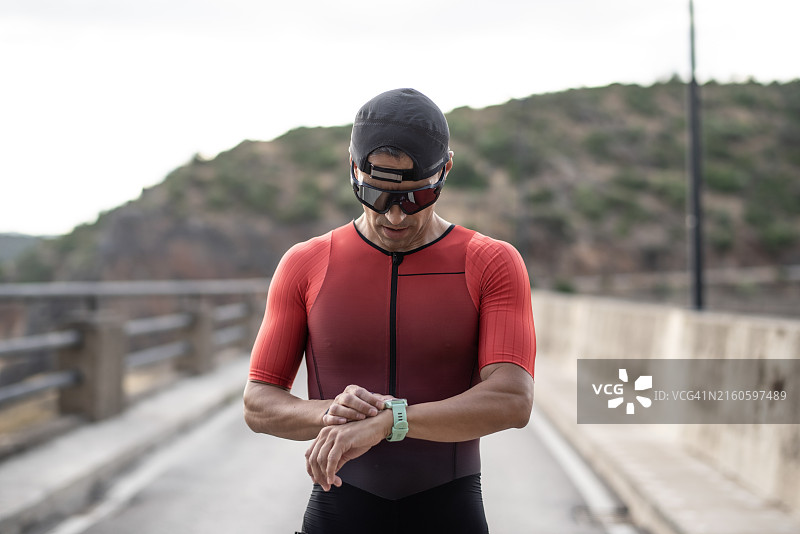 45岁穿运动服的铁人三项运动员跑步图片素材