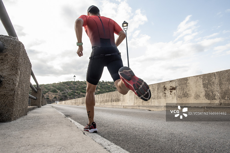 铁人三项运动员穿着比赛服参加比赛和训练图片素材