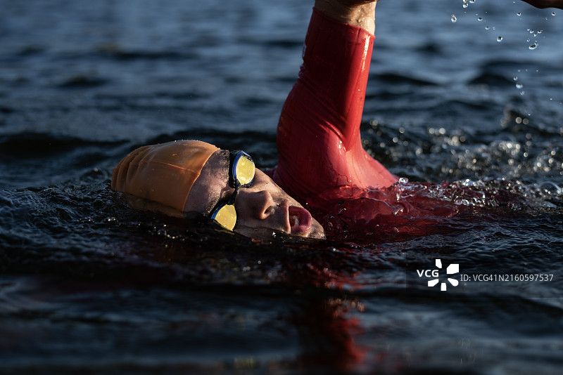 铁人三项运动员在湖中划水后呼吸的例子图片素材