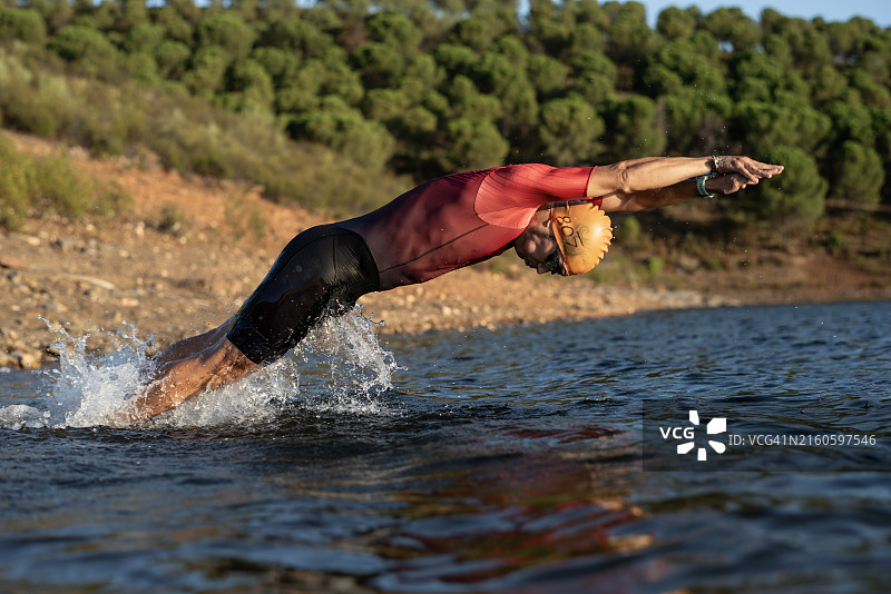 铁人三项运动员在水中跑步比赛图片素材