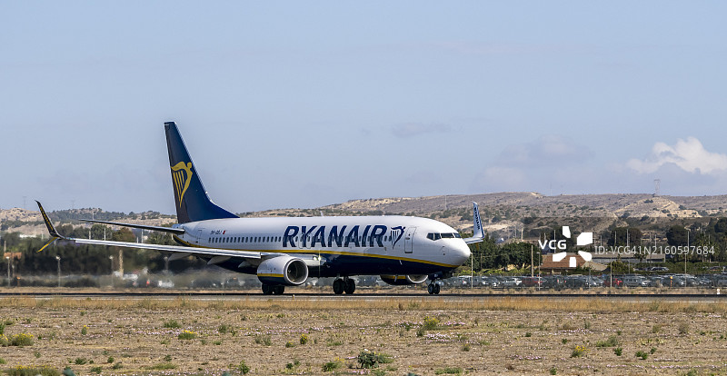瑞安航空空客A320从西班牙阿利坎特-埃尔切米格尔·埃尔南德斯机场起飞图片素材