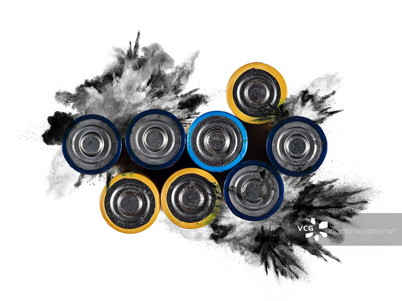 白色背景上爆炸引起火灾损坏的镍氢充电电池图片素材