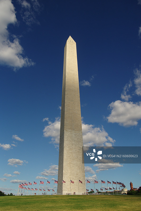 部分阴影/阳光照射下的华盛顿纪念碑图片素材