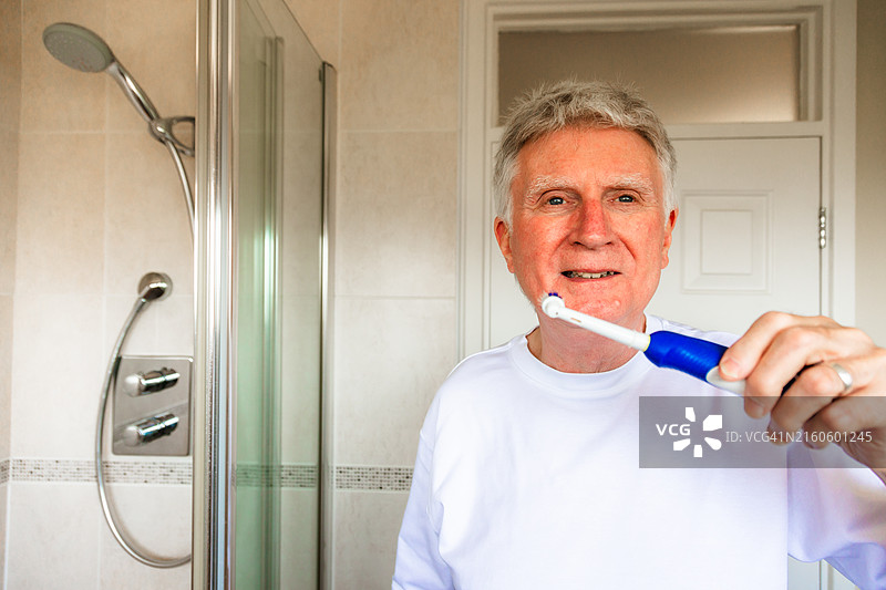 老年男人在家中浴室刷牙图片素材