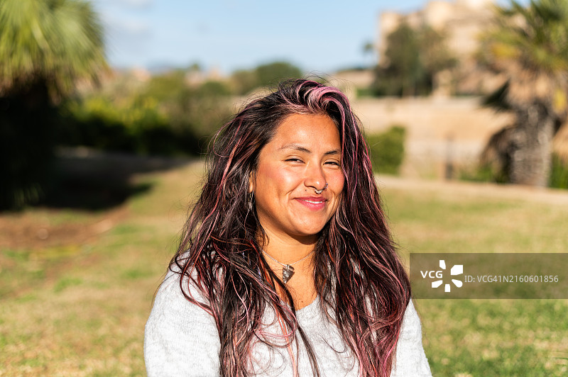 年轻女人在阳光明媚的日子里在户外放松图片素材