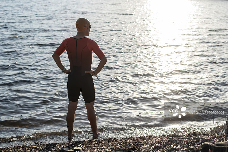 铁人三项运动员在湖上训练图片素材