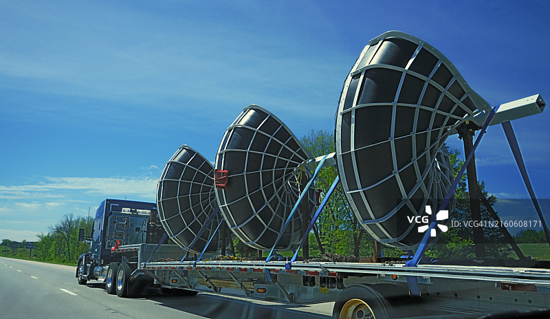 运输大型螺旋桨的半挂卡车图片素材