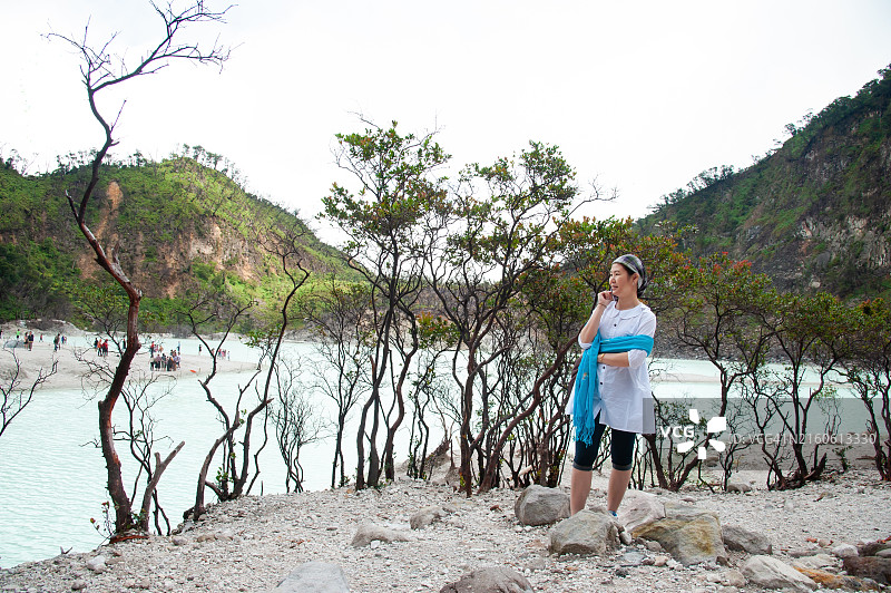 亚洲女游客在印度尼西亚万隆游览火山风光图片素材