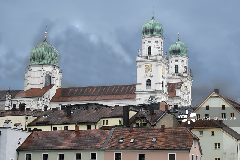 帕绍老城上空的圣斯蒂芬大教堂尖顶图片素材