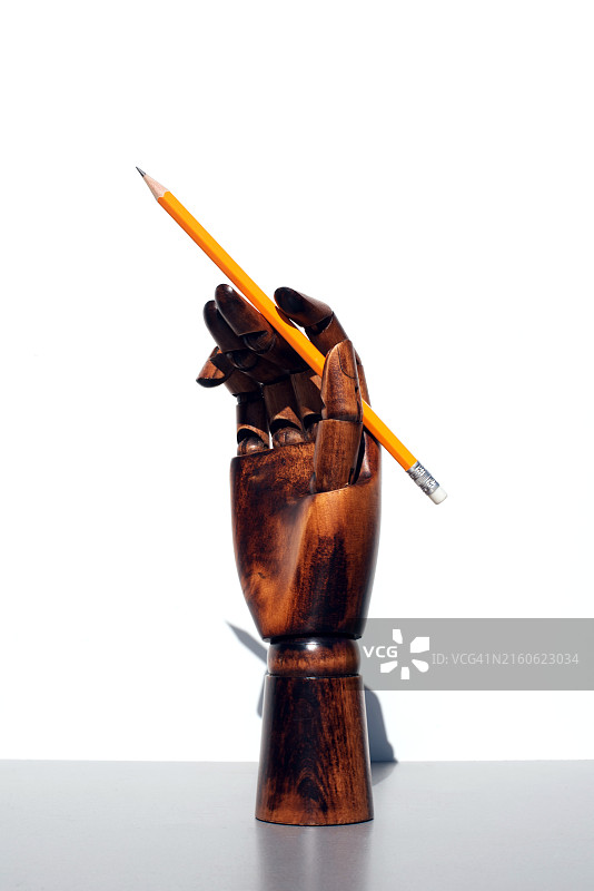 木制手握着铅笔，身体元素图片素材