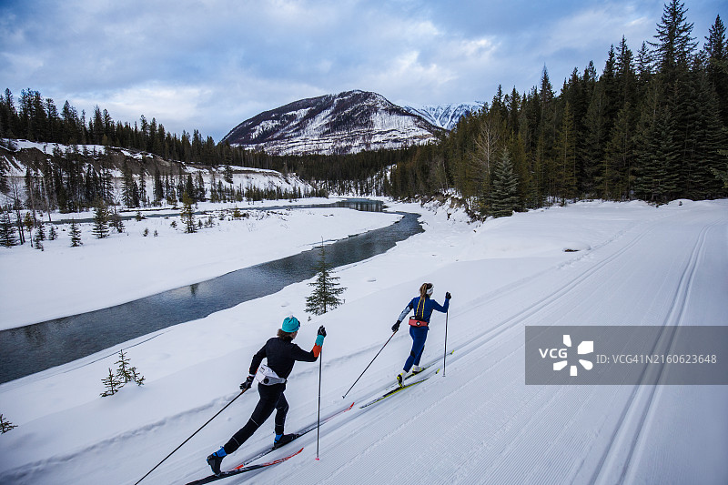 越野滑雪对角线滑步图片素材