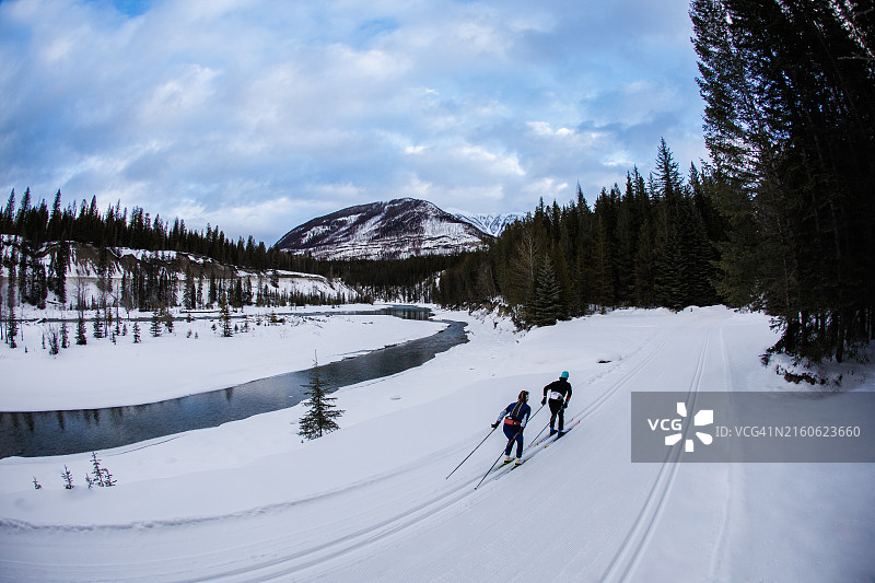 越野滑雪探险图片素材