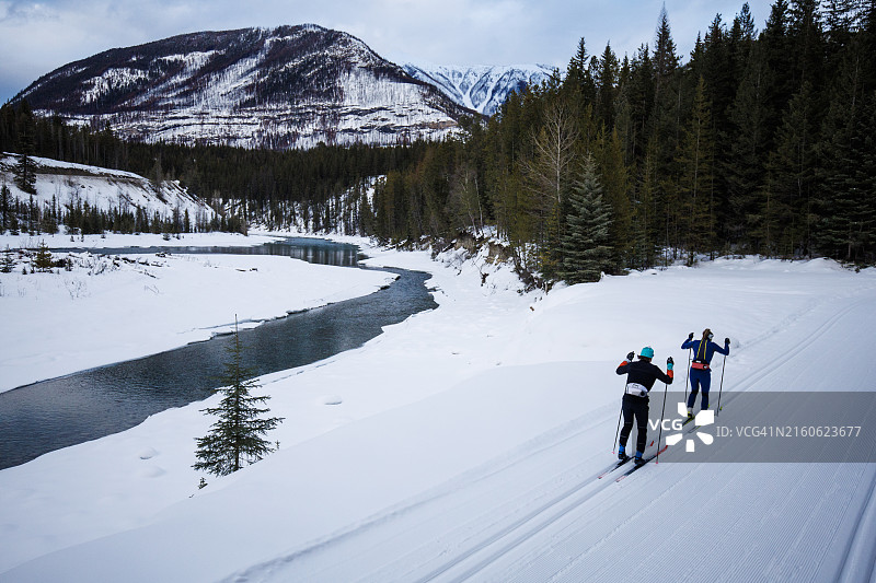 越野滑雪双杖滑行图片素材