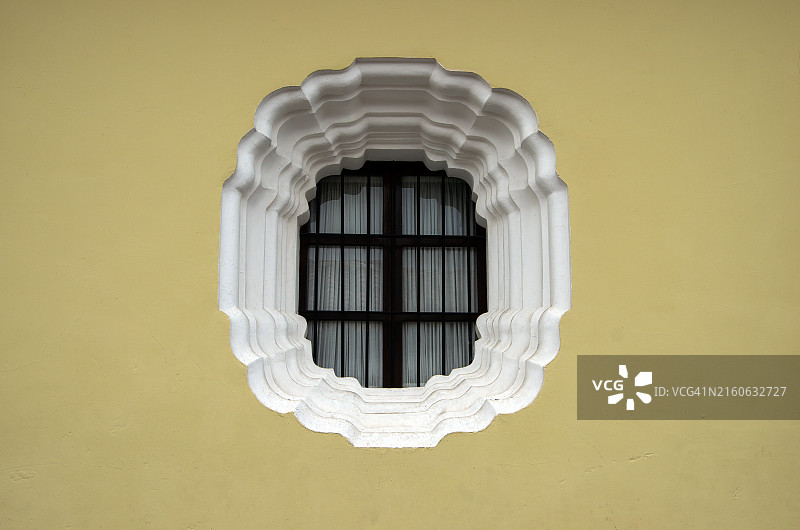 殖民风格建筑中的多叶几何造型斜面窗图片素材