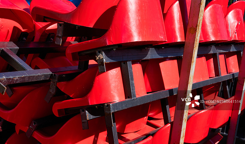 堆叠和杂乱的体育场座椅图片素材