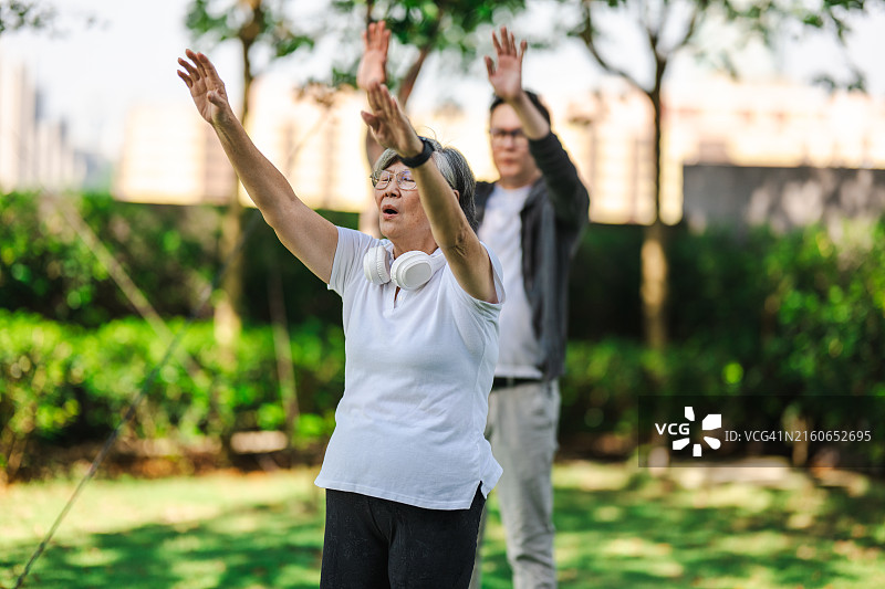 家庭健身：年长的女人和亲人一起锻炼图片素材
