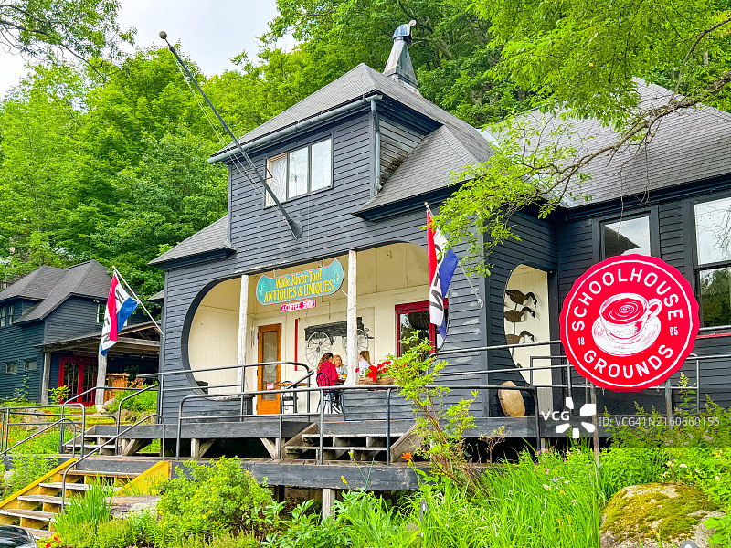 人们在蓝山湖咖啡店的门廊上享受咖啡图片素材