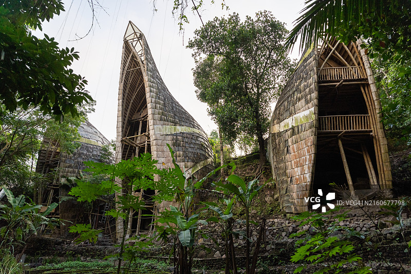 美丽的热带竹制别墅图片素材