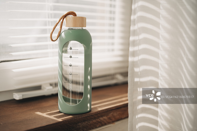 夕阳与大海背景下的水瓶和水杯图片素材