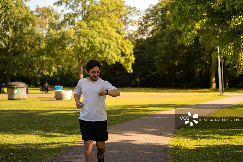在公园里跑步的年轻男子图片素材