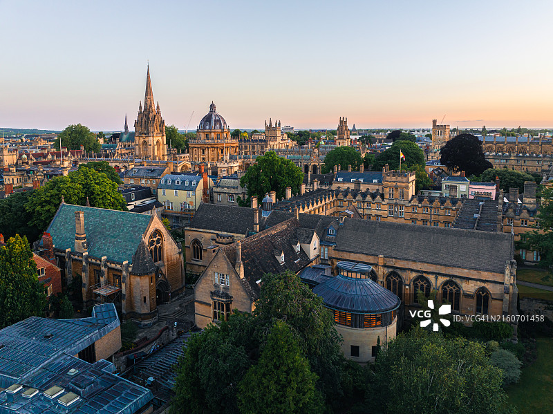 英国牛津拉德克利夫图书馆和万灵学院的航拍景观图片素材