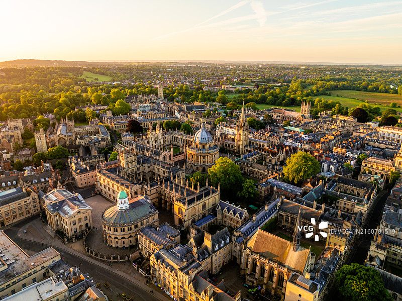 英国牛津拉德克利夫图书馆和万灵学院的航拍景观图片素材