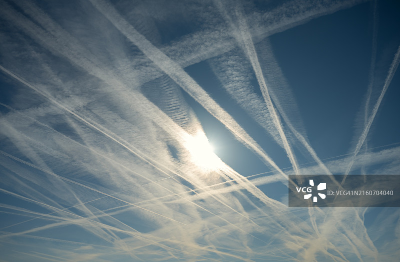 荷兰夏日天空中可见的大量飞机尾迹图片素材