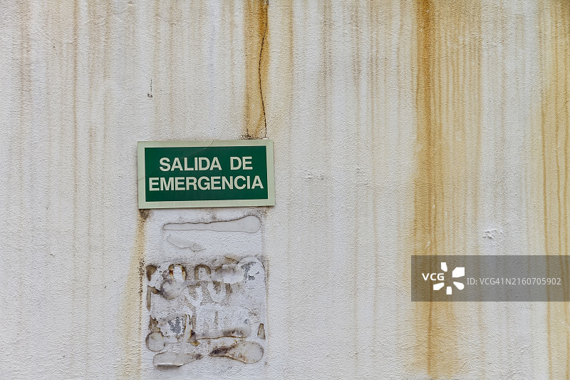 紧急出口指示牌图片素材