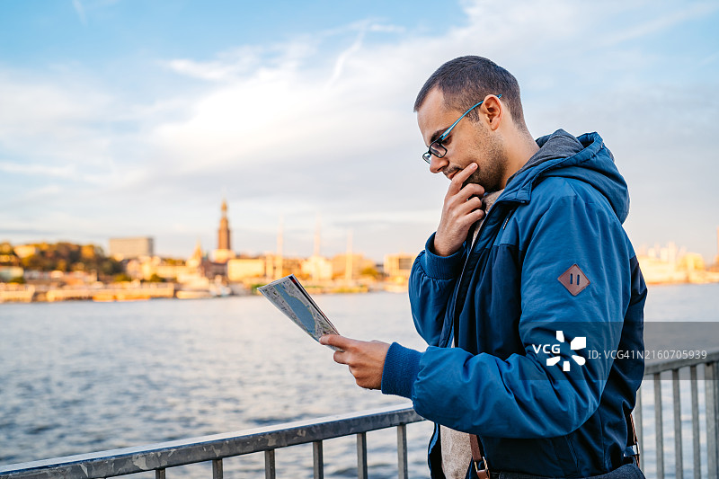 在德国易北河畔看地图的中年男人图片素材