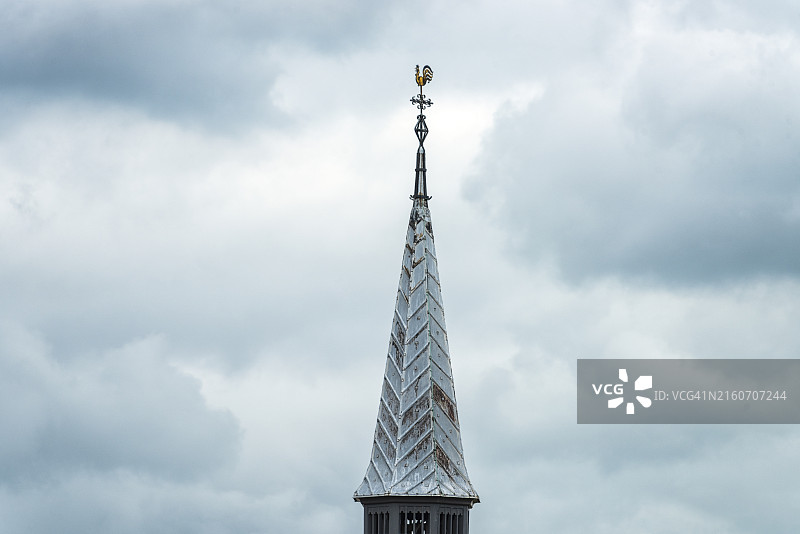 带金色公鸡的尖顶教堂塔楼图片素材