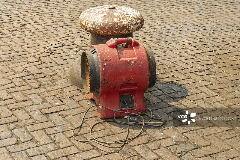 街道上的红色电暖器图片素材