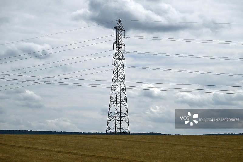 拉昂附近田野中的输电塔图片素材