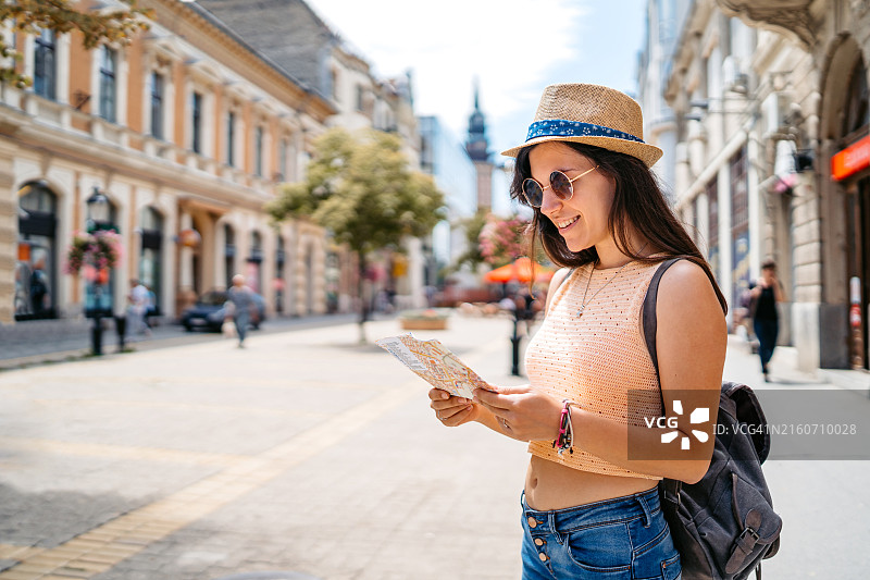 在苏博蒂察阅读地图的年轻女游客图片素材