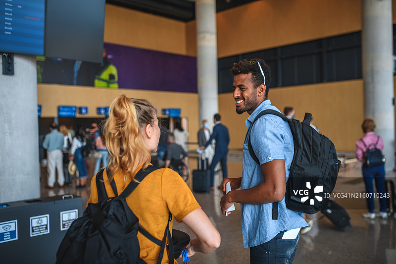 旅行中的情侣图片素材