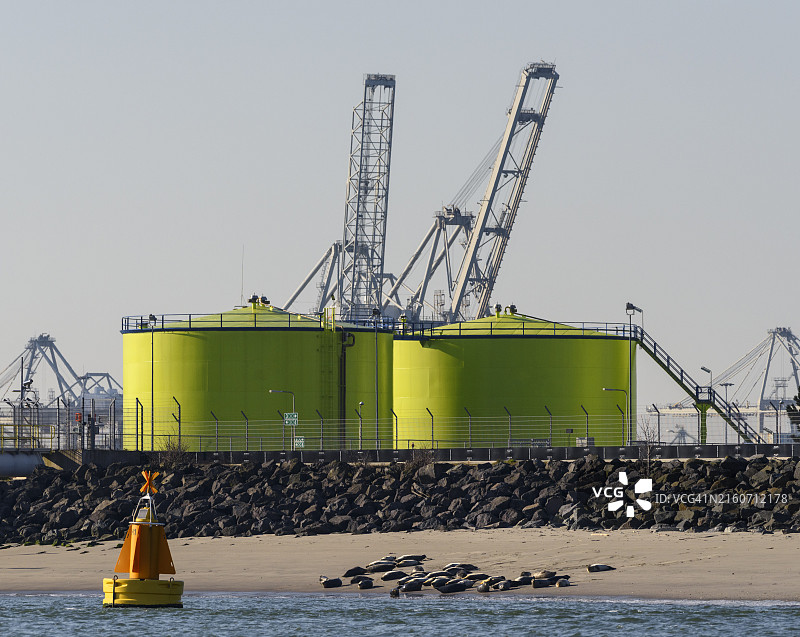 鹿特丹商业港的沼气存储舱图片素材