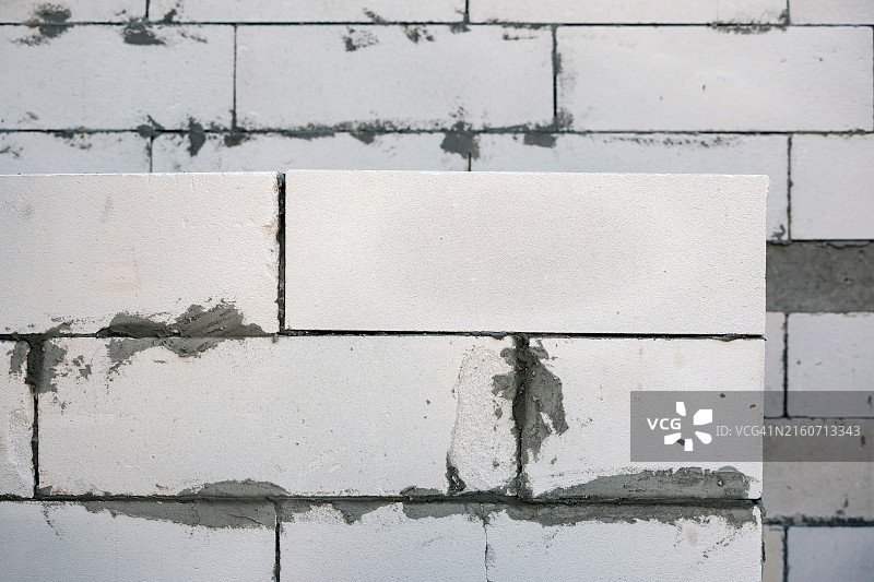 未完成的白色加气混凝土砌块墙图片素材