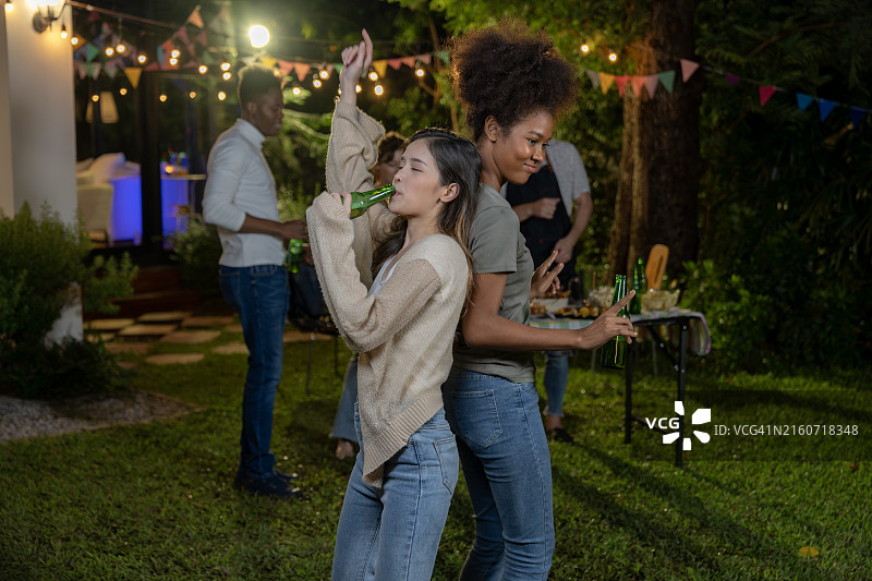 一群朋友在后院享受欢乐时光图片素材