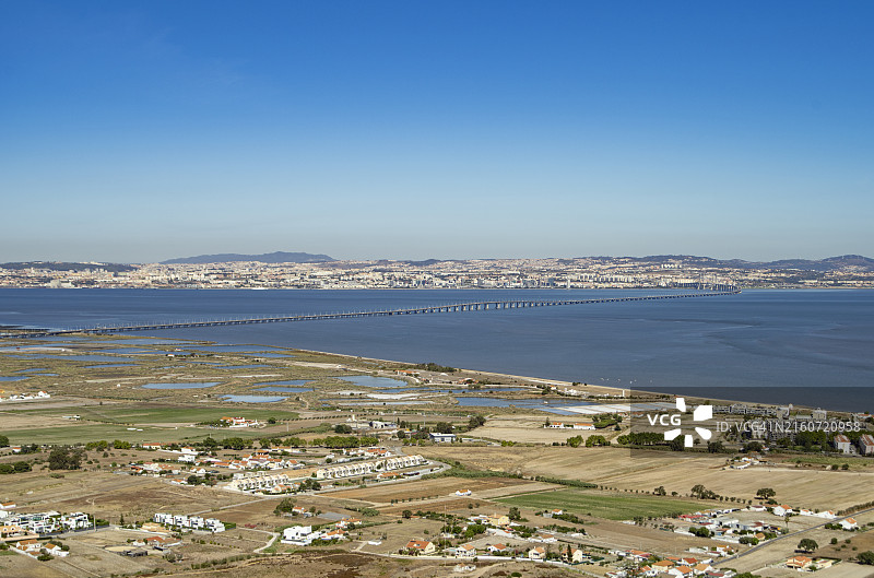 瓦斯科达伽马大桥和里斯本鸟瞰图片素材