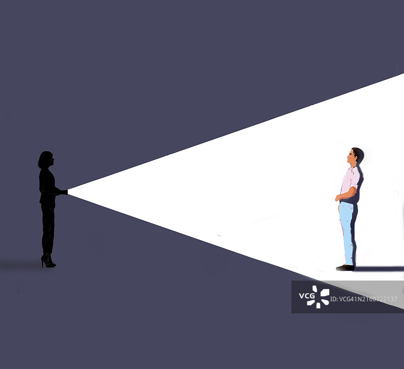 女人用手电筒照着男人图片素材