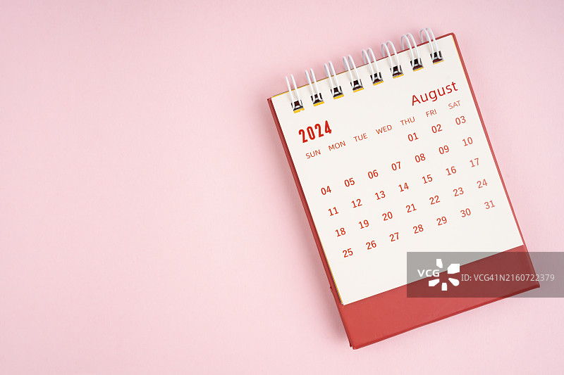 粉色背景上的2024年8月桌面日历，带复制空间图片素材