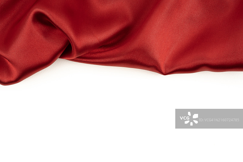 白色纸上的红色丝绸面料，留有文案空间图片素材
