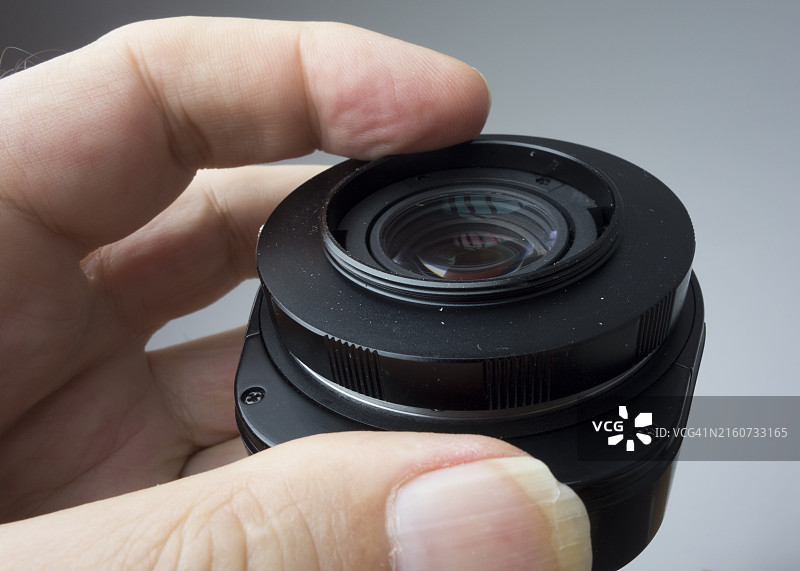 手持摄影增距镜的人图片素材