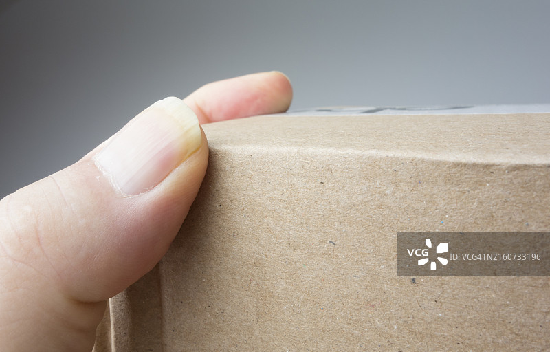 手提纸板箱送货的人图片素材