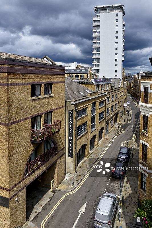 从伦敦南华克区伯蒙德sey的米尔街向下看图片素材