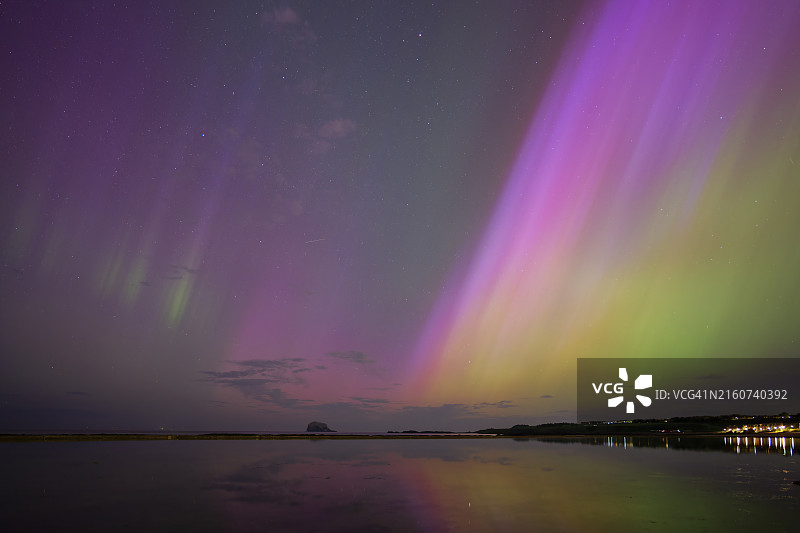英国苏格兰北贝里克：沿海城镇夜空的北极光图片素材