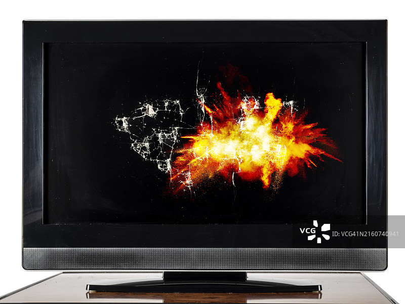 桌子上的电视机，屏幕被爆炸震碎图片素材