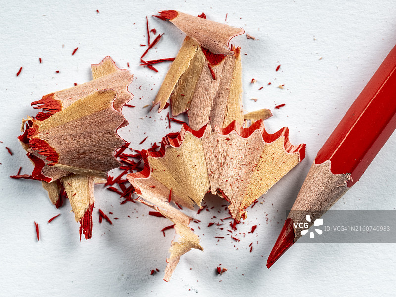 白色纸上的红色颜料笔和卷笔刀图片素材