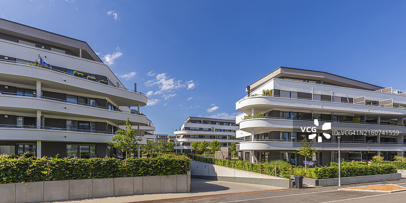 德国巴登-符腾堡州奥斯特菲尔登：夏季的现代公寓建筑图片素材