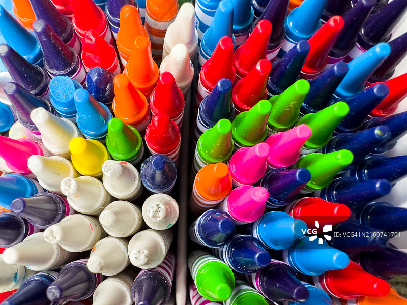 大量彩色蜡笔高角度视图图片素材