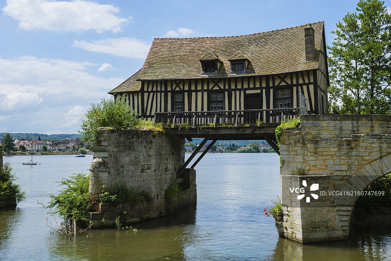 诺曼底厄尔省弗农市断桥上的旧磨坊图片素材